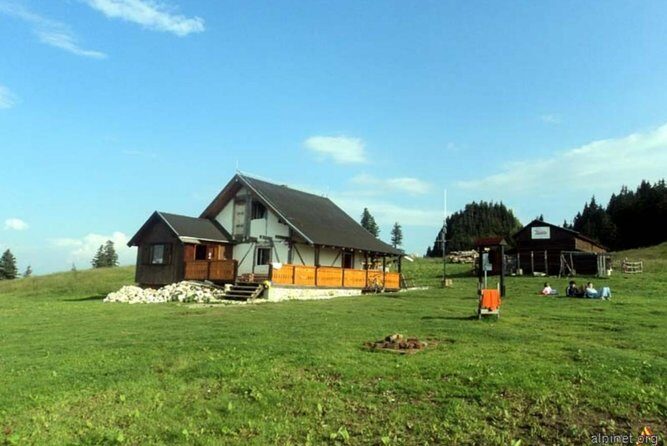 1 day CARPATHIAN PEAKS & CHALETS hike - The Experience and the Guide