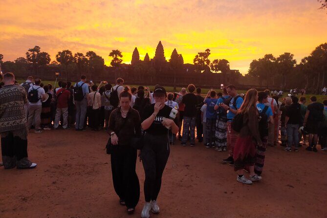 1 Day sunrise & temples Tour - The Jungle and Hollywood Fame