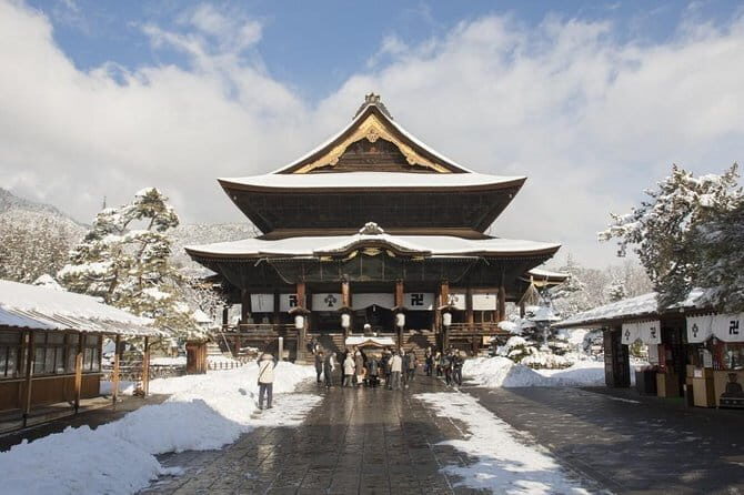 1-Day Winter Tour From Nozawa Onsen: Snow Monkeys, Zenko-ji Temple & Sake - Key Points