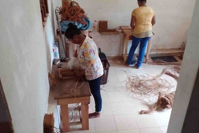 1 Hour Guided Factory Visit for Handmade Product - Authentic Handcrafted Products: A 1-Hour Guided Factory Visit in Galle