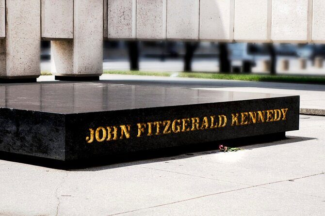 1-Hour JFK Assassination Walking Tour - An Honest Look at the 1-Hour JFK Assassination Walking Tour