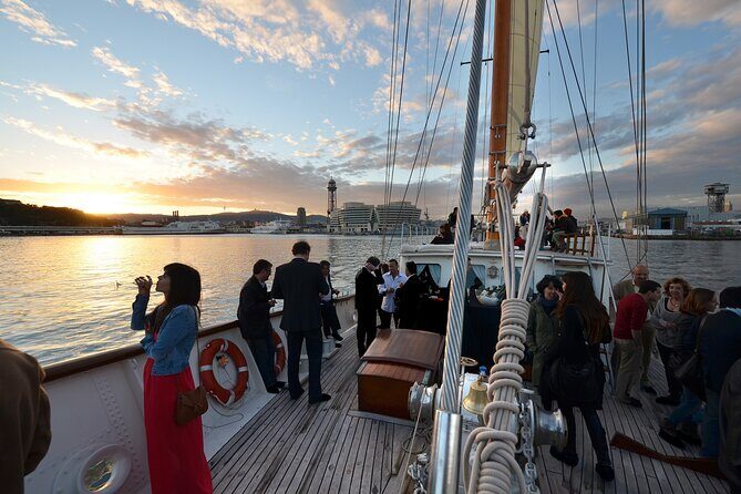 1,5 Hour sunset Tour on a Historical Boat with music DJ &, drinks - Why This Tour Works