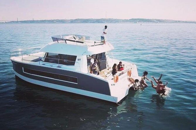 1H power catamaran up to 18 people in Lisbon - Key Points