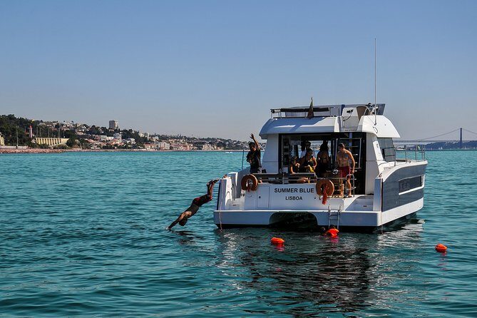 1H power catamaran up to 18 people in Lisbon - FAQs