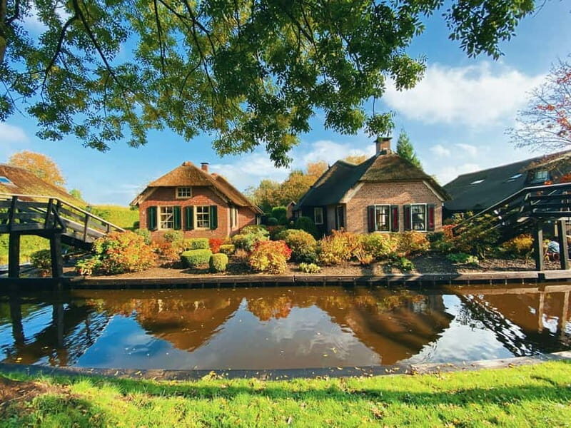 2 hour Luxury Private Closed Boat Tour with Local Guide - What to Expect from the 2-Hour Giethoorn Boat Tour