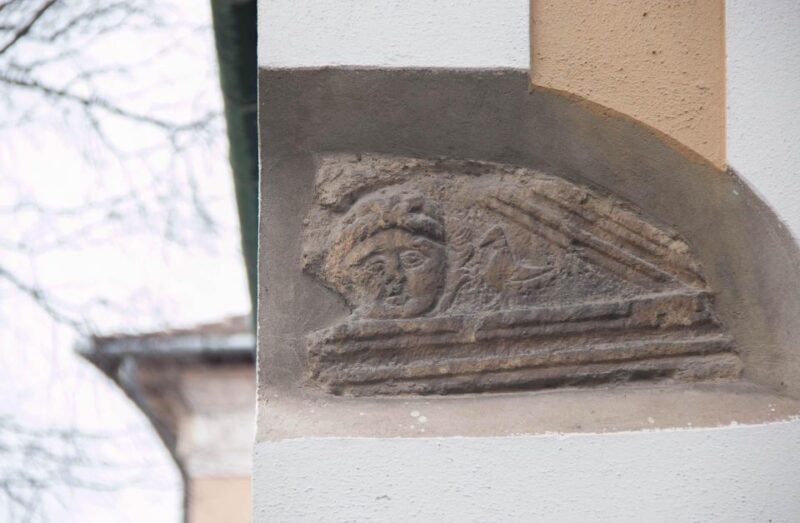 2 Hours Buda Castle Walking Tour - Walk with a Historian - Key Points