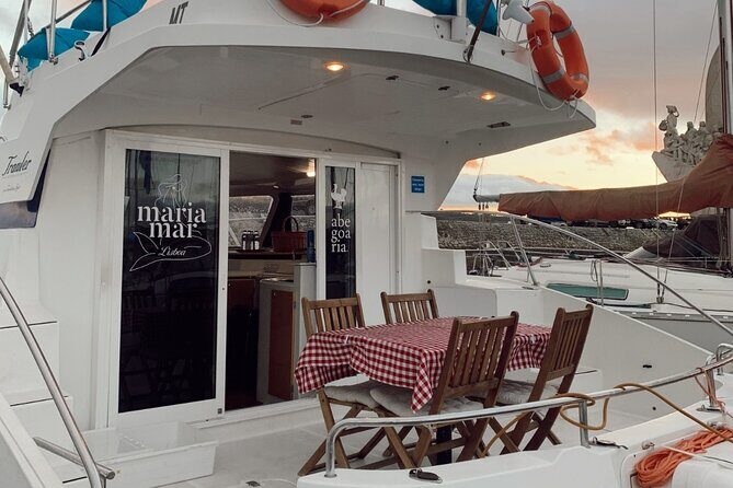 2H Lisbon Private Luxury Catamaran Tour with Welcome Drink - Key Points