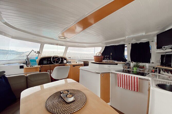 2H Lisbon Private Luxury Catamaran Tour with Welcome Drink - The Experience in Detail