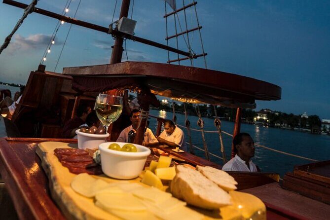 2x1 Romantic Columbus Dinner on the Lagoon aboard Spanish Galleon - Key Points