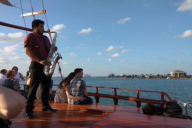 2x1 Romantic Columbus Dinner on the Lagoon aboard Spanish Galleon - Who Should Consider This Experience?