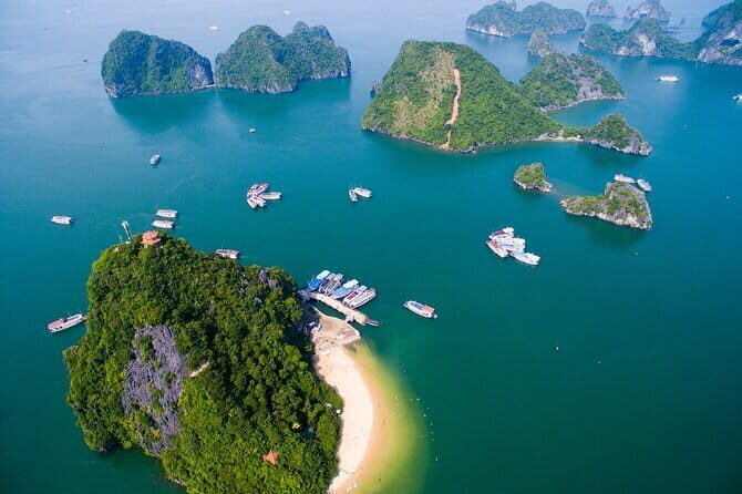 3 Days 2 Nights Explore Bai Tu Long on Private Cruise - Day 1: A Gentle Introduction and the First Flavors of Bai Tu Long