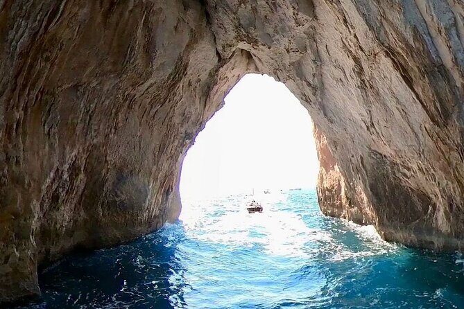 3 hours Comfortable Capri Private Tour by Boat - Who Should Book This Tour?