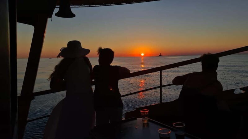 3hours Dolphin Sunset watching with unlimited drinks +dinner - Key Points