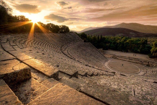 4-Day Private Tour of Classical Greece from Athens - Day 1: The Historic Gateway of Thermopylae and the Sacred Grounds of Delphi