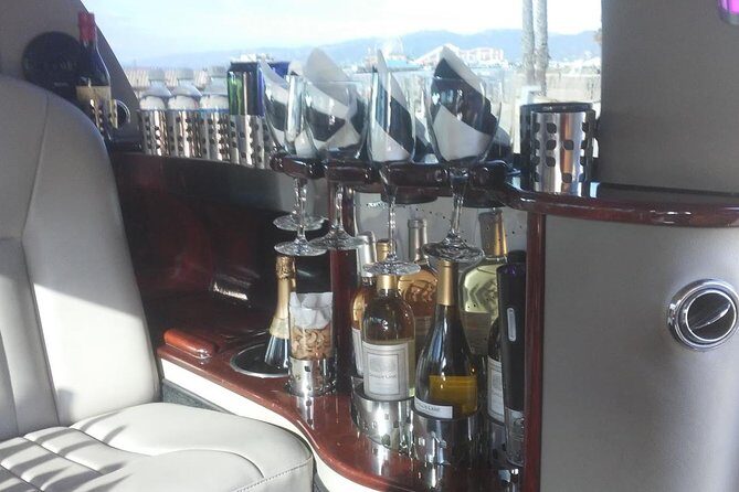4-Hour private limo Tour of Los Angeles by a TV personality with Free Drinks - The Experience of a Private, Guided Tour