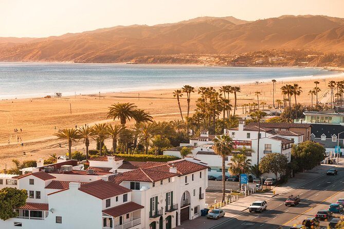 4-Hour private limo Tour of Los Angeles by a TV personality with Free Drinks - Who Should Consider This Tour?
