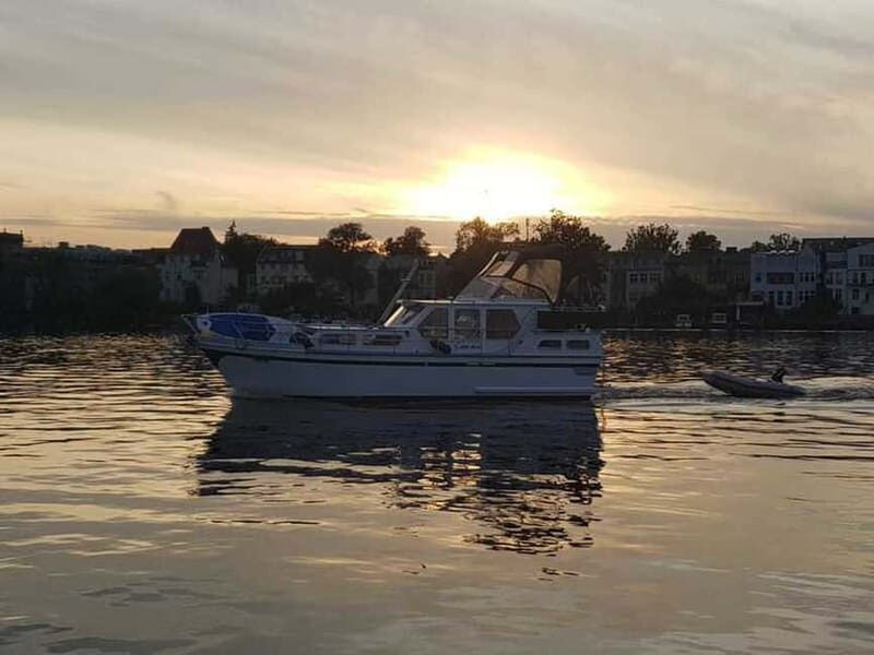 4 hours Private Romantic Boat Cruise for 2 - Wine included - What Makes This Experience Stand Out?