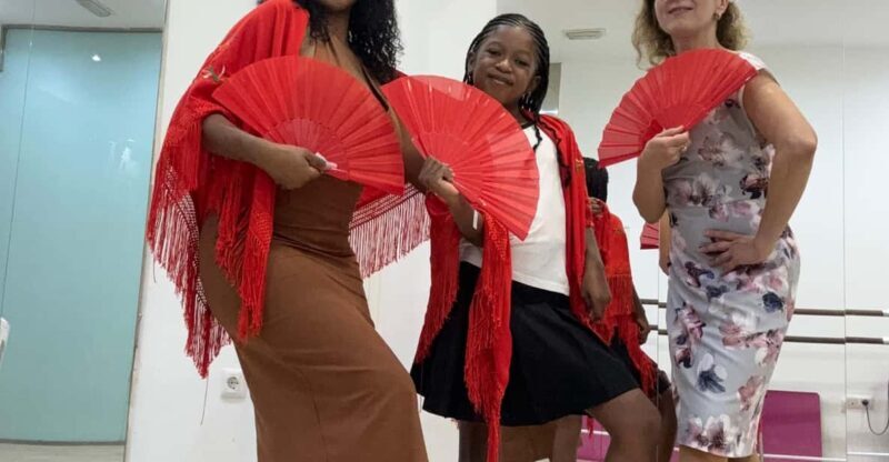 45 minutes flamenco dance class for family in Málaga - Key Points