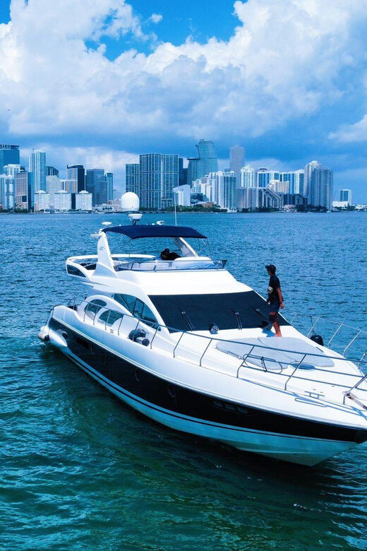 70ft Azimut available in Miami for up to 13 people. - The Boat: A Floating Luxury Retreat in Miami
