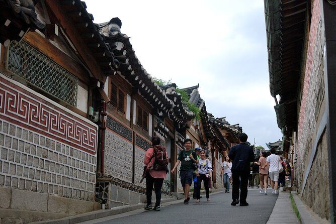 8 Hours Private tour with top attractions in Seoul - Blue House and Government Pass-By: Beyond the Tourist Spots