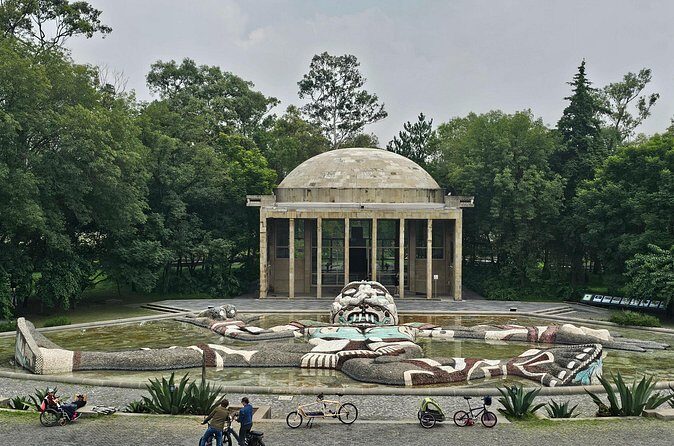 A singular journey through Chapultepec. - The Sum Up