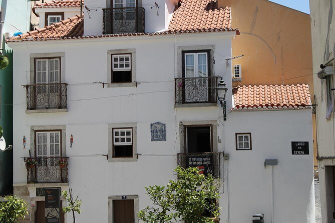 A Walking Tour of Old Lisbon - Lisbon Cathedral: A Testament to Resilience