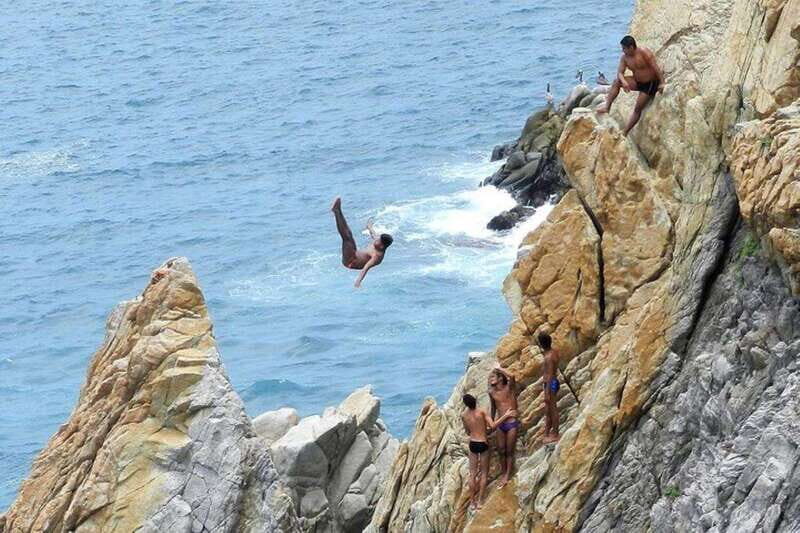 -Acapulco: Cliff Divers at La Quebrada with Lunch and Drinks - Key Points