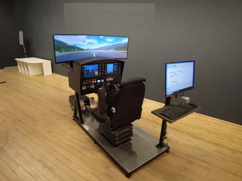 Aeroplane Flight Experience - A Close Look at the Flight Simulator Experience