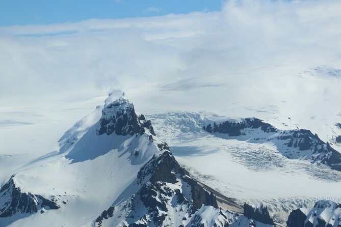 Airplane flight over glacier lagoons and Iceland's highest peak - Introduction