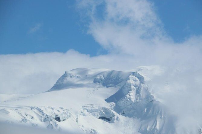 Airplane flight over glacier lagoons and Iceland's highest peak - Analyzing the Value