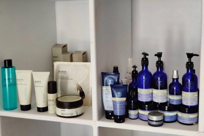 Akrotiri: 2-Hrs Face & Body Ritual, Pool access, wine & fruits - FAQs