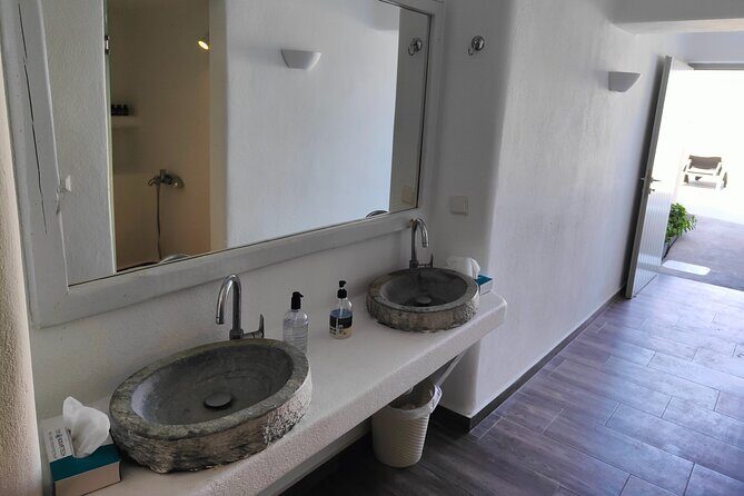 Akrotiri: Couples Departure Day Treat w Massage & Day Pool Access - Overview of the Experience