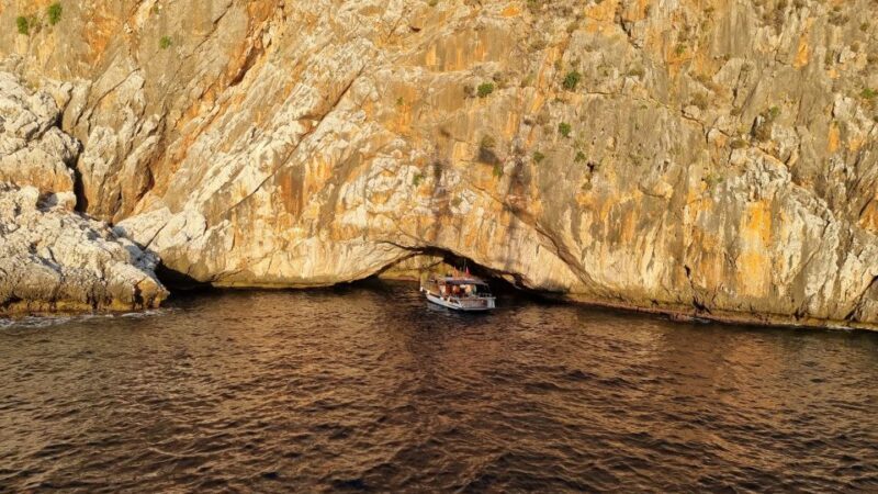 Alanya: Relax Boat Trip With Lunch & Swimming - The Experience on Board