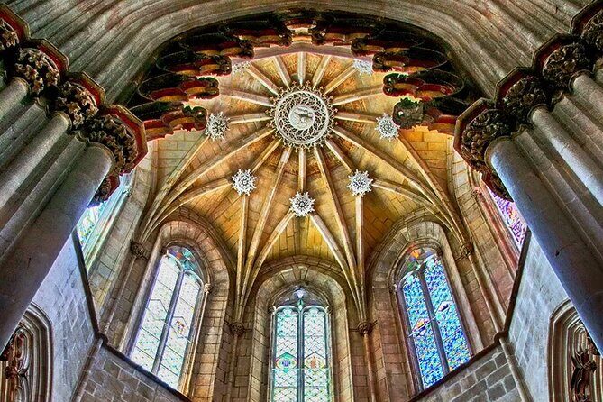 Alcobaça and Batalha Monasteries: Private Tour - Nazaré: From Fishing Village to Surfing Icon