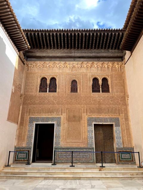 Alhambra and Nasrid Palaces Guided Tour with Tickets - The Experience: What to Expect