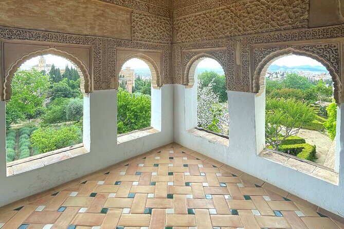 Alhambra and Nasrid Palaces Guided Tour with Tickets - Discovering the Alhambra: What to Expect