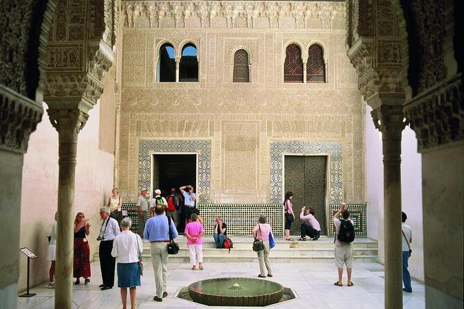 Alhambra Complete: Ticket Skip-the-Line Nasrid Palace and Generalife with Guide - The Value of the Guided Experience