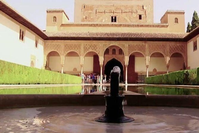 Alhambra Private/Small Group Tour & Nasrid Palaces Skip the Line - The Value of a Guided Tour at the Alhambra
