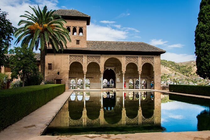 Alhambra Tour and Nazaries Palaces with Hammam Massage Experience - What’s Included and What You Should Know