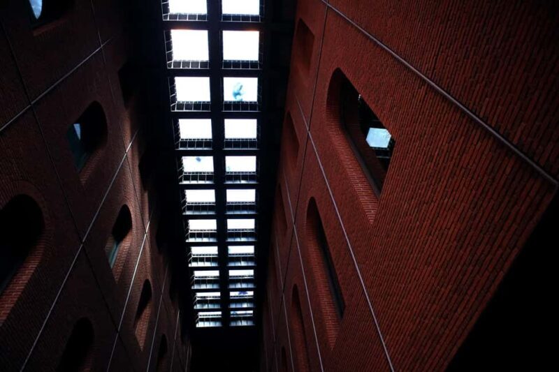 Alhóndiga de Bilbao: Art explained by Artists - Key Points