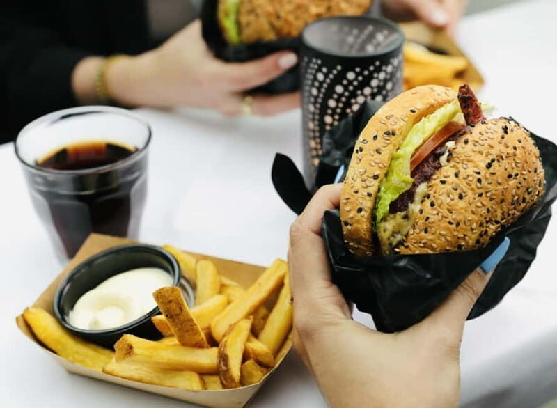 Amsterdam: Burger Dinner Canal Cruise - FAQ