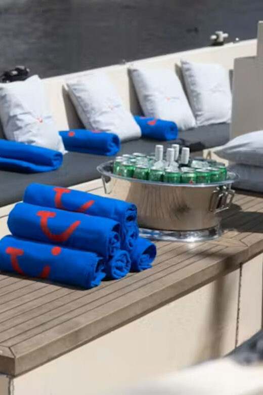 Amsterdam: City Highlights Small Boat Canal Cruise with host - An In-Depth Look at the Experience