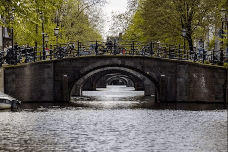Amsterdam: City Highlights Small Boat Canal Cruise with host - FAQ