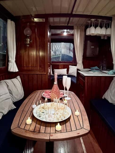 Amsterdam Daytime Boat Private Canal Cruise Tour With Guide - Returning to the Meeting Point