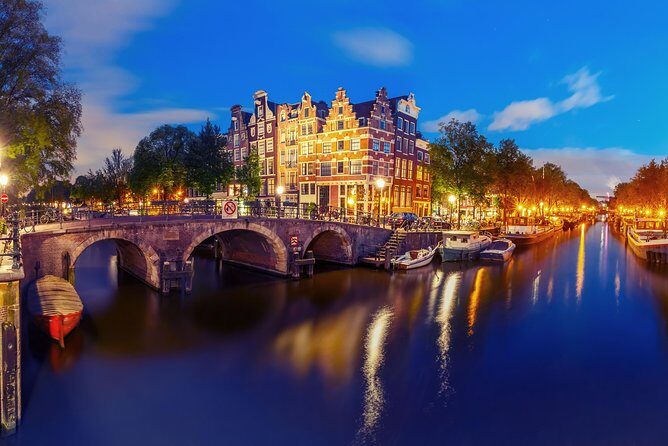 Amsterdam Evening Canal Cruise with Live Guide and Onboard Bar - Who Will Love This Experience?