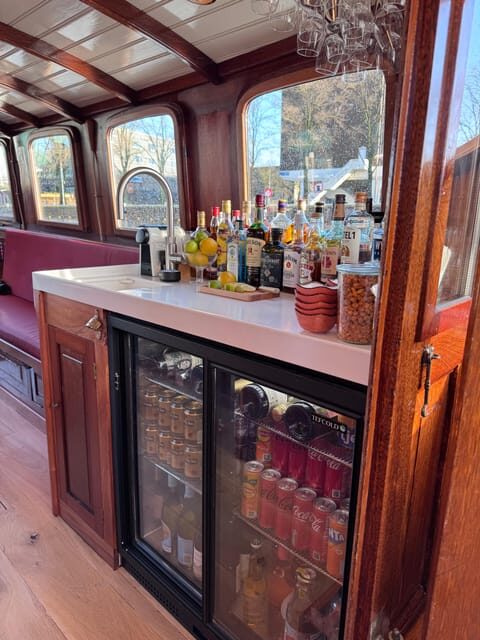 Amsterdam: Historic Boat Cruise with open bar and nibbles - Analyzing Value: Is It Worth the Price?
