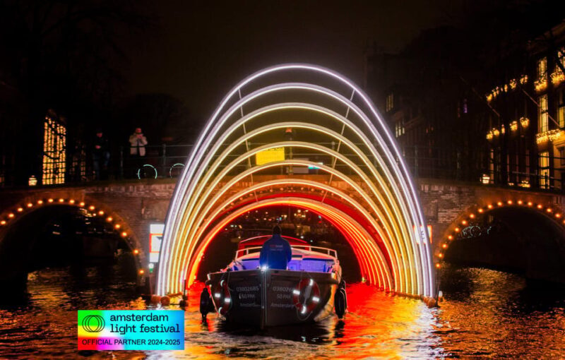 Amsterdam: Light Festival Boat Tour with Warm Drinks - Key Points