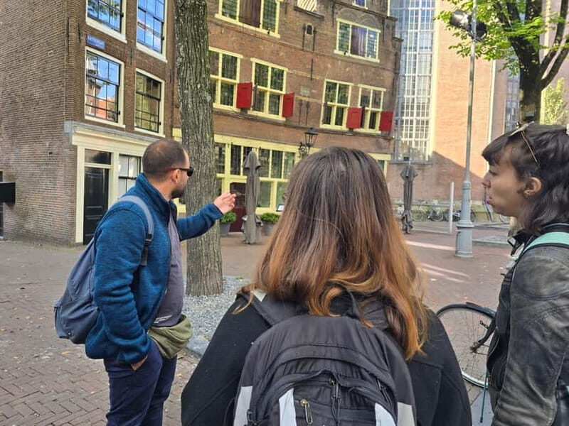 Amsterdam: Private walking tour with Coffee & Anne Frank VR - Key Points