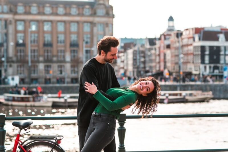 Amsterdam: Professional photoshoot at Centraal Station - Who will love this experience?