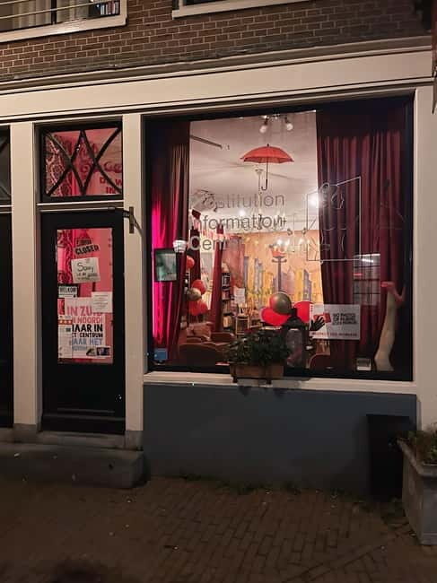 Amsterdam: Red Light District Tour in German/English for groups of 4 or more - The Value of a Guided Tour